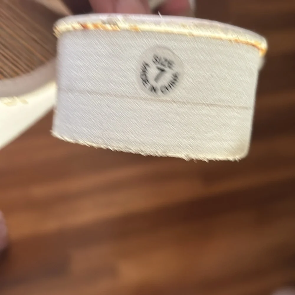 White flip flops size 7 - Picture 6 of 6